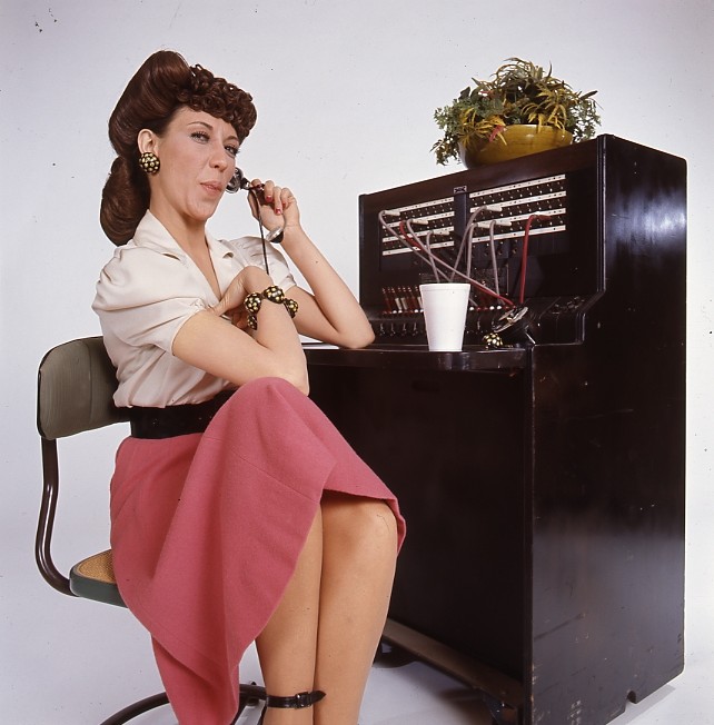 Lily Tomlin was the queen of characters! In the album that Dave and Tom are listening to in this episode of "What's So Funny!" she plays Ernestine the telephone operator who is always listening to everyone's business. 

Get ready to laugh!

evergreenpodcasts.com/whats-so-funny…