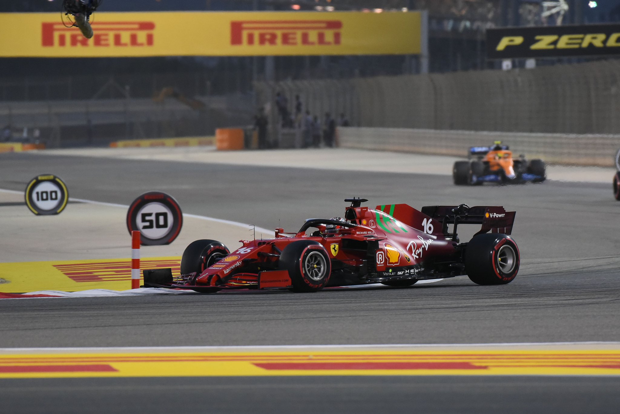 Leclerc sorpreso dal ritmo McLaren, Sainz si risparmia in partenza