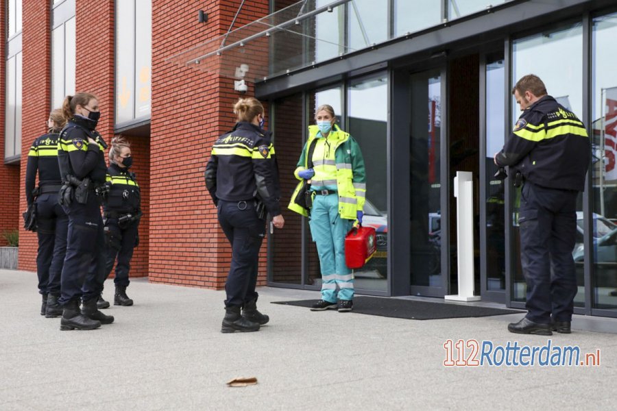 Vrouw neergestoken op de Tandwielstraat in #Rotterdam Zuid. 112Rotterdam.