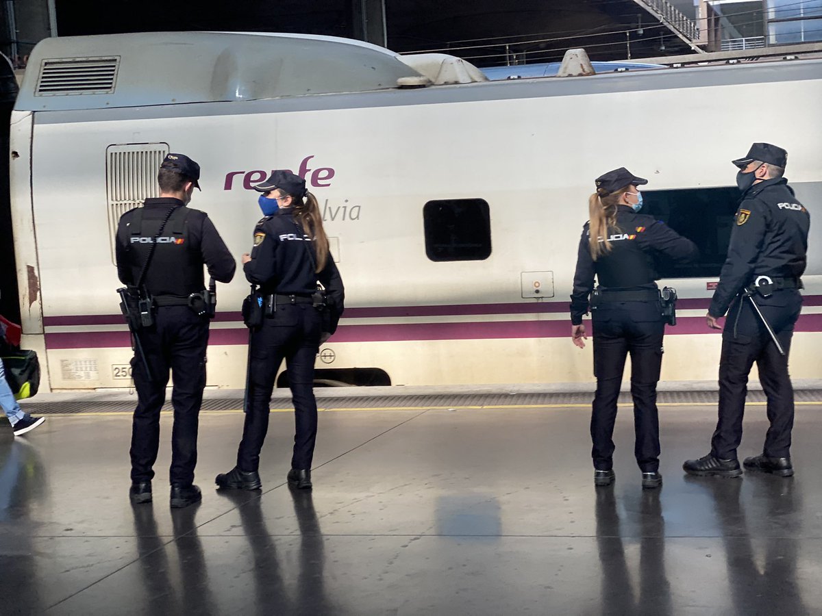 mariapg1980's tweet photo. Y al mirar por la ventana, sentí un orgullo inmenso de nuestra @policia y de las #FCS de nuestro país. Esta es la verdadera igualdad.

Ellas sí me representan, ell@s sí merecen y tienen mi respeto.

#YoApoyoALaPolicia #IgualdadReal https://t.co/28QBMpPQC5