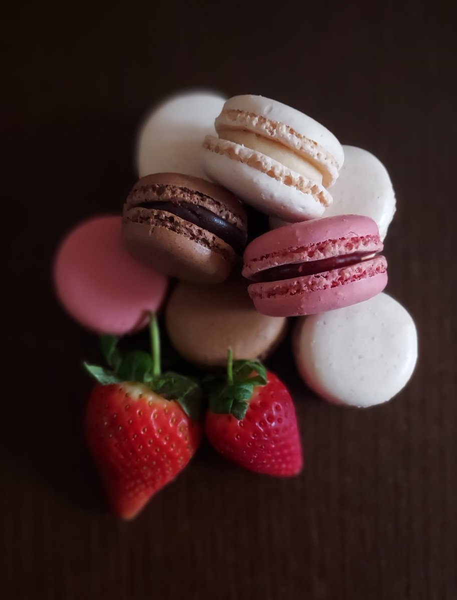 #macarons #strawberries #foodphotography #foodie #vanilla #chocolate #marksandspencer #food #creative #creativemoments #goodforthesoul #wellbeing