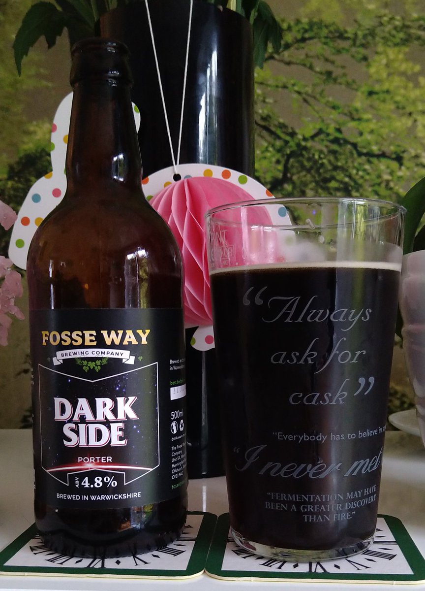 beardoweirdo72's tweet photo. Possibly my new favourite porter. The aromatic, beautifully roastie Dark Side by @FosseWayBrewery 👌 https://t.co/OTk18nCSAP