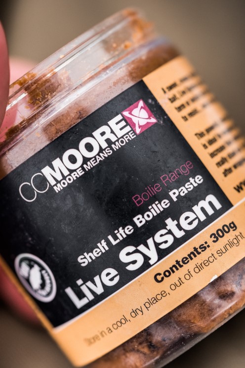 CCMooreFrance1's tweet photo. Quoi de plus attractif qu'un peu de pâte d'enrobage autour d'une esche ou d'un plomb ? La pâte fond progressivement, libérant ainsi tous ces attractants sur une durée qui sera déterminée en grande partie par la température de l'eau.
#ccmoore https://t.co/dEqgol9pIr