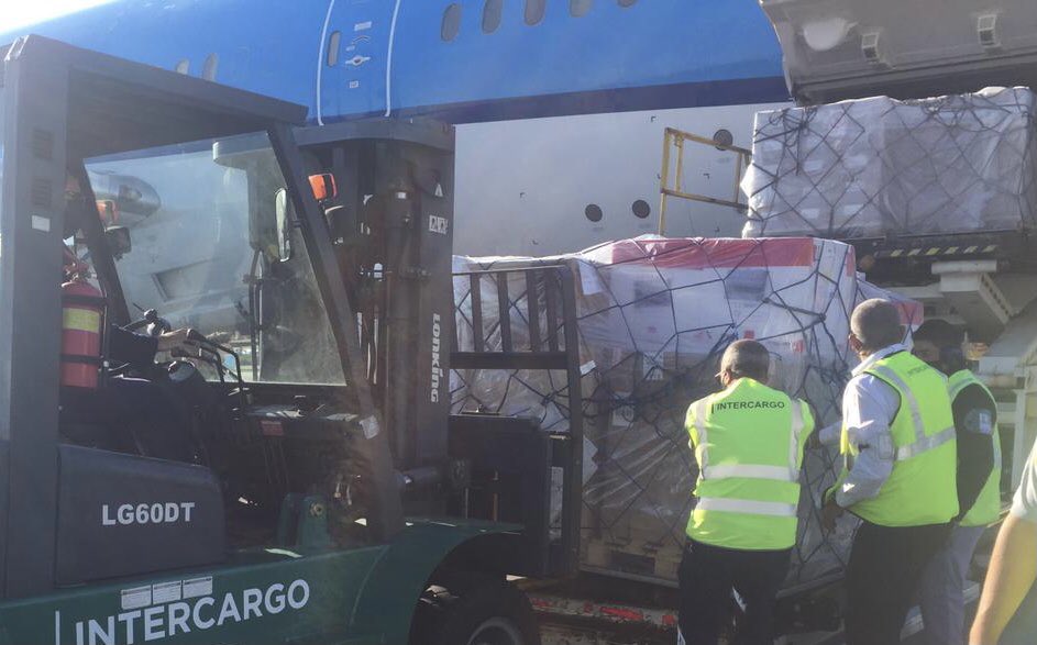 Argentina recibió hoy el 1° lote con 218 mil dosis de #vacunas Astra Zéneca /Oxford contra la COVID-19 adquiridas a través del Mecanismo #COVAX, del cual son parte <a href="/UNICEF/">UNICEF</a> y <a href="/opsoms/">OPS/OMS</a> cuyo objetivo es la distribución equitativa en el mundo. Se esperan 1.9 millones de dosis más.