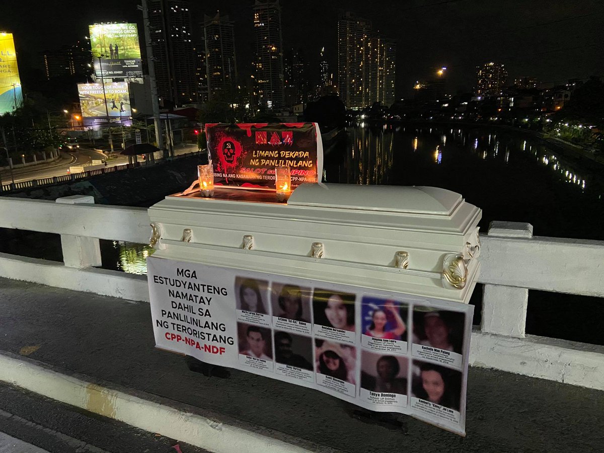 smninews's tweet photo. NPA NAKAHIMLAY SA KABAONG
Sa tulay ng Guadalupe ay tila ipinapahiwatig ng grupo sa likod ng kabaong na ito na matagal nang patay ang ideolohiyang komunismo at tapos na ang limang dekadang panlilinlang ng rebeldeng grupo. https://t.co/ln2YrpOnvl