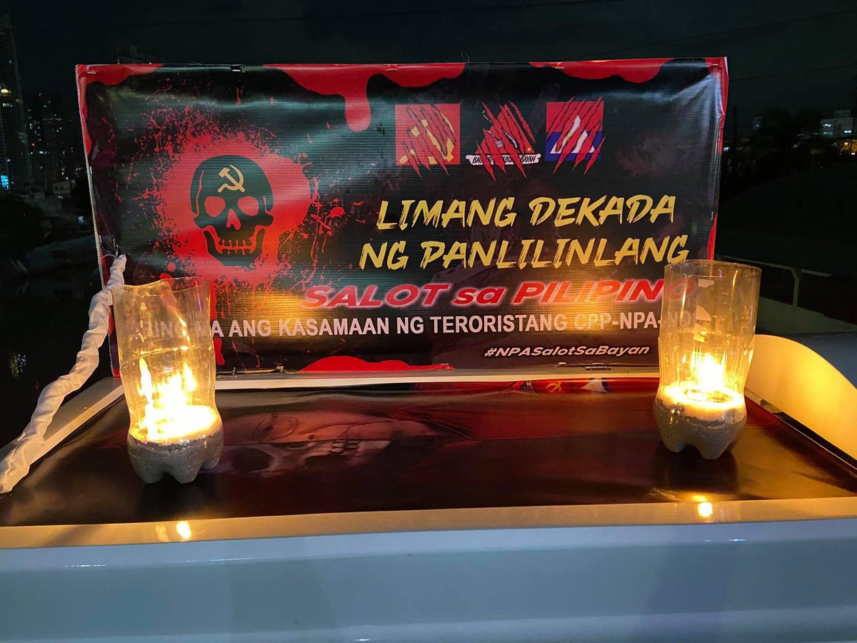 smninews's tweet photo. NPA NAKAHIMLAY SA KABAONG
Sa tulay ng Guadalupe ay tila ipinapahiwatig ng grupo sa likod ng kabaong na ito na matagal nang patay ang ideolohiyang komunismo at tapos na ang limang dekadang panlilinlang ng rebeldeng grupo. https://t.co/ln2YrpOnvl