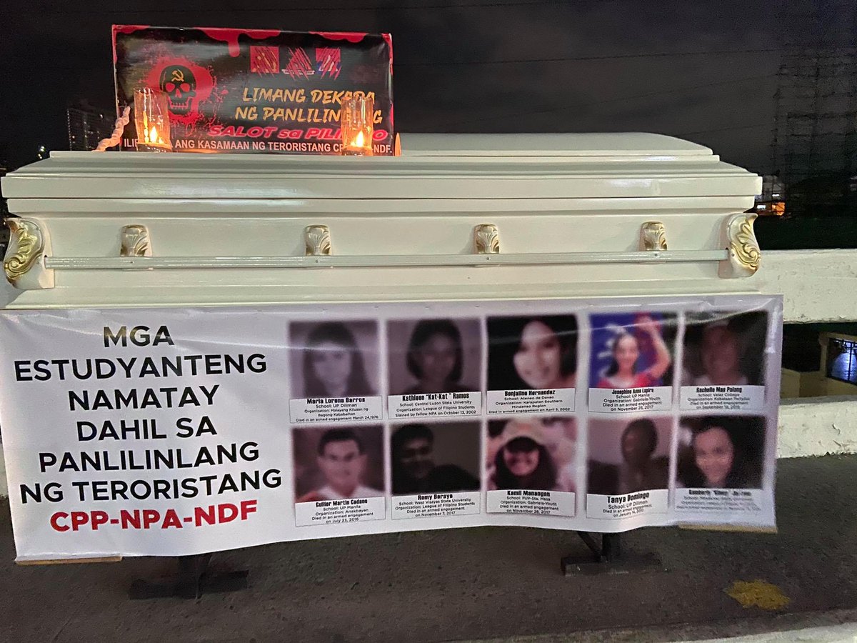 smninews's tweet photo. NPA NAKAHIMLAY SA KABAONG
Sa tulay ng Guadalupe ay tila ipinapahiwatig ng grupo sa likod ng kabaong na ito na matagal nang patay ang ideolohiyang komunismo at tapos na ang limang dekadang panlilinlang ng rebeldeng grupo. https://t.co/ln2YrpOnvl
