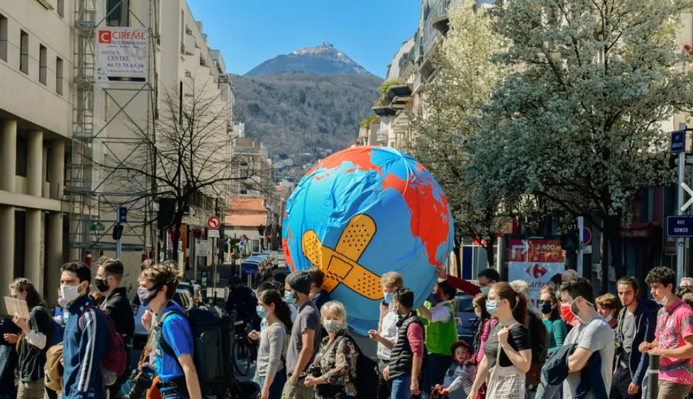 sandrinthomas's tweet photo. #Environnement #LoiClimat #ClermontFerrand => « La mer à Clermont, c'est non » : retour en images sur la marche pour exiger une « vraie loi climat »

▶https://t.co/1JQVdCc9Yt https://t.co/dmpdtJ5vvD