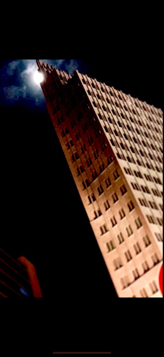 KWaldersee's tweet photo. Reaching for the moon at Berlin's Porsdamer Platz. (click for full view). #berlinpotsdamerplatz #berlinsights #kollhofftower https://t.co/dDH6NxtYNi