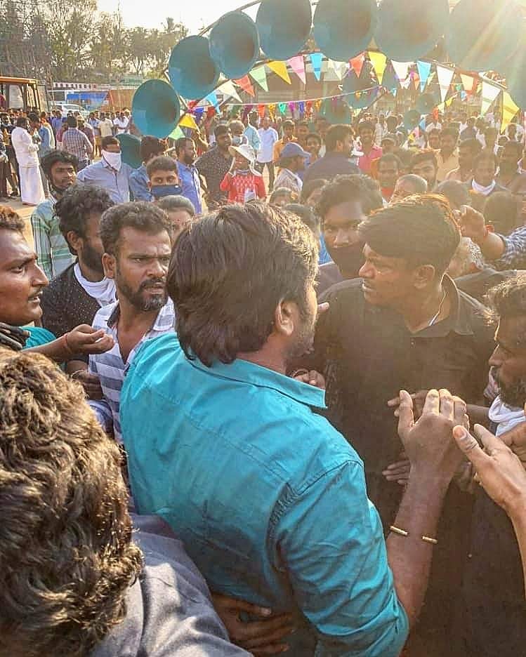 darshan614's tweet photo. ரசிகர்களின் மனதில் ராஜா 👑 🥰😊 @actorvijaysethupathi #makkalselvan #vijaysethupathi 😍 #love #affection #respect #realHumanity #simplicity #thalaivan 🔥
@VijaySethuOffl https://t.co/Y3ZIXAeTuL