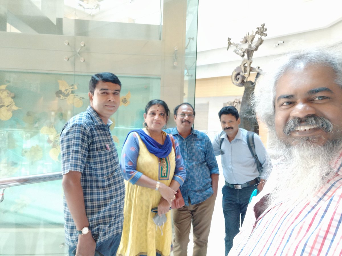 kayaldevaraj's tweet photo. Lovely 🌹 Meeting

#SulthanFromApril2 #Sulthan #SulthanFromFriday #SulthanMakingVideo #Sultan

@devimani @anupama2k @johnsoncinepro @meenakshinews https://t.co/jnOij9zrRV