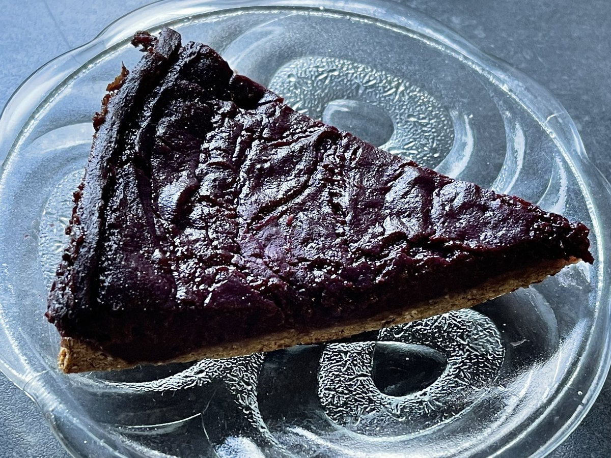 Vrijdag vond ik plots paarse zoete aardappel bij de <a href="/LidlNederland/">Lidl Nederland</a> in Huizen. Snelde naar huis om er een pie van te maken. Het resultaat overleeft het weekend niet. 💜 Vegan, zonder olie, gezoet met dadels en erythritol. Heerlijk, superromig en vullend. #wfpb
