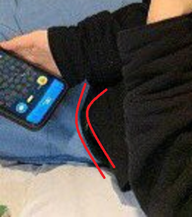 FakeNews_Killer's tweet photo. 補足
赤線で示した部分はその右側よりも暗くなっていて、この部分が黒服の一部やシーツにできた影としては暗すぎておかしい
（この部分は画像編集ソフトで描いた影） https://t.co/9Ri8SnmME8