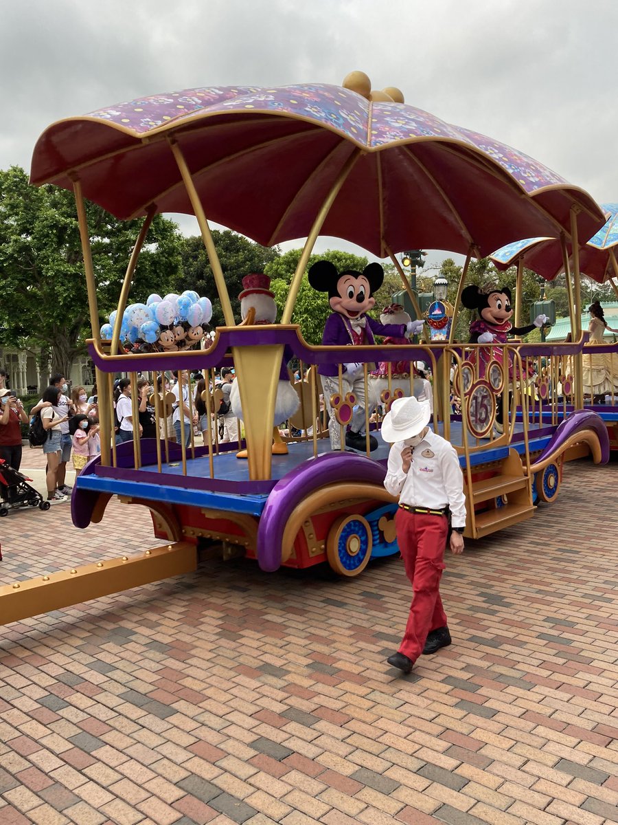 Miyagi45 香港ディズニー15周年パレード縮小されすぎててもはやパレード じゃない でもその分近くで見れた 人気ないから 香港ディズニー