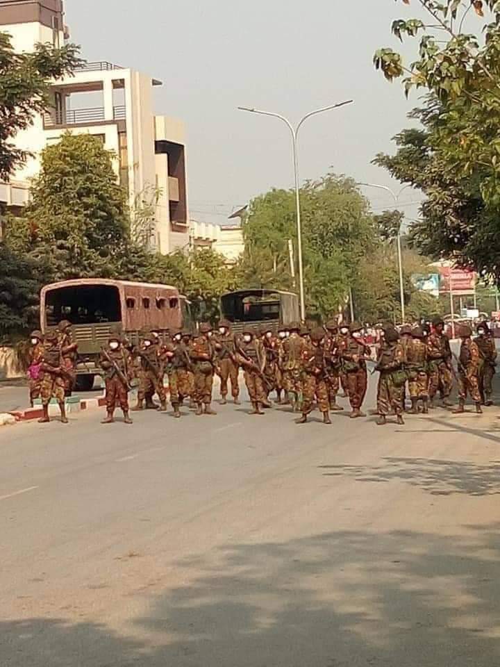 28.3.2021 Monywa Thar Si Road

 Unarmed civilians are like a battlefield
 They are the coup soldiers who are violently suppressing violence.