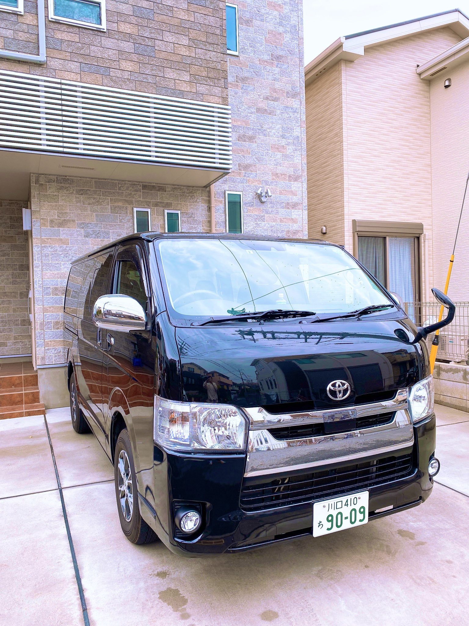 鈴木優 ハイエース買ったぜ そして納車の日はいつも雨 笑 雨の神様とタイマンはりたくなってきた 笑 子供達は実家にお泊まりだから嫁と久しくカラオケ 髪切った嫁なんかエロい ハイエース 神様とタイマン 嫁がエロい T Co