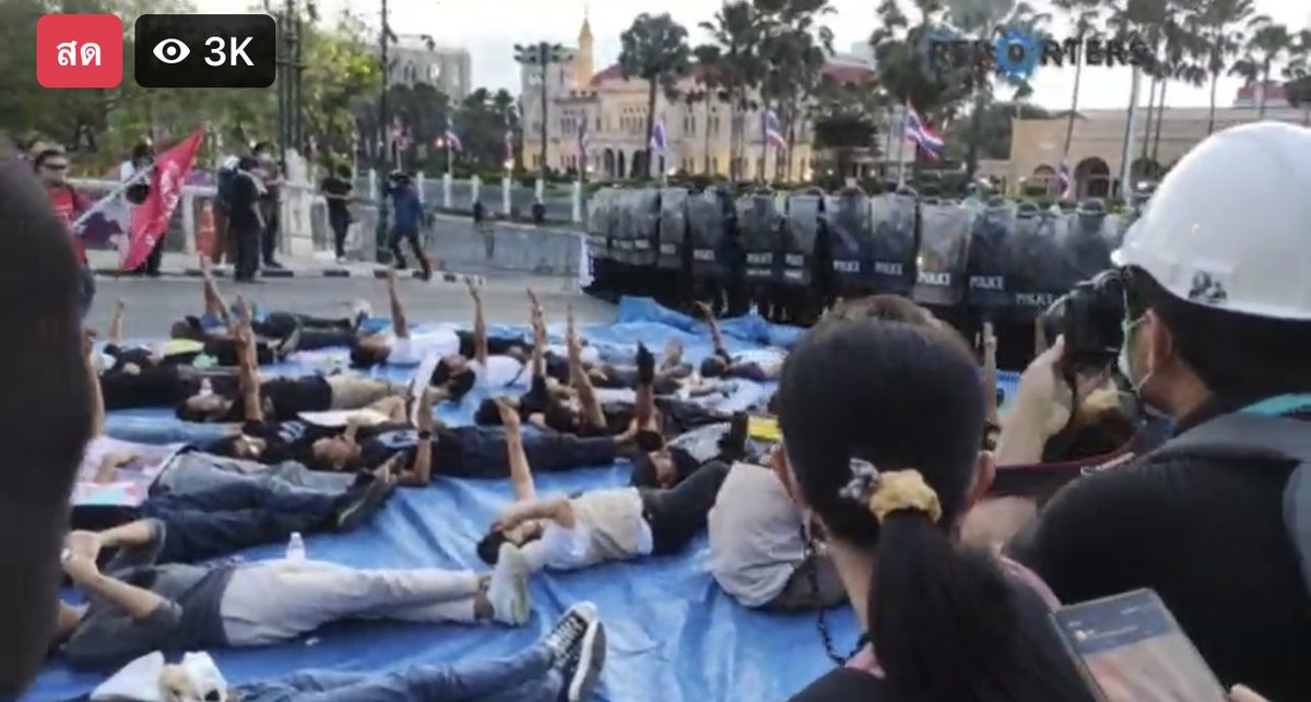 tanawatofficial's tweet image. คฝ. เข้าไปสลายการชุมนุม ประชาชนนอนอารยะขัดขืนชู 3 นิ้ว คือพวกพี่จะใช้กำลังขนาดนี้เพื่อจับประชาชนมือเปล่าเนี่ยนะครับ ?

ทำไปทั้งหมด เพื่อให้ประยุทธ์ได้ถ่ายรูป ครม.ใหม่ เนี่ยนะครับ ?

#หมู่บ้านทะลุฟ้า 
#ม็อบ28มีนา