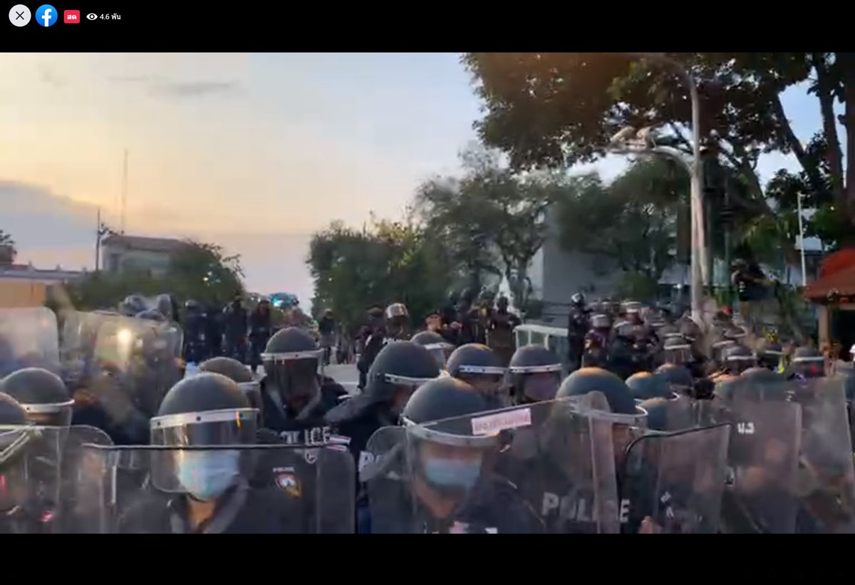 KhaosodEnglish's tweet photo. BREAKING: Riot police disperse a flash mob near the Government House for the second time. The demonstrators are calling for the release of people who were arrested during the crackdown on #หมู่บ้านทะลุฟ้า earlier this morning. #ม็อบ28มีนา #WhatsHappeningInThailand https://t.co/6XBR7Qa7Rh