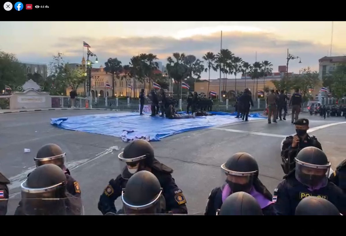 KhaosodEnglish's tweet photo. BREAKING: Riot police disperse a flash mob near the Government House for the second time. The demonstrators are calling for the release of people who were arrested during the crackdown on #หมู่บ้านทะลุฟ้า earlier this morning. #ม็อบ28มีนา #WhatsHappeningInThailand https://t.co/6XBR7Qa7Rh