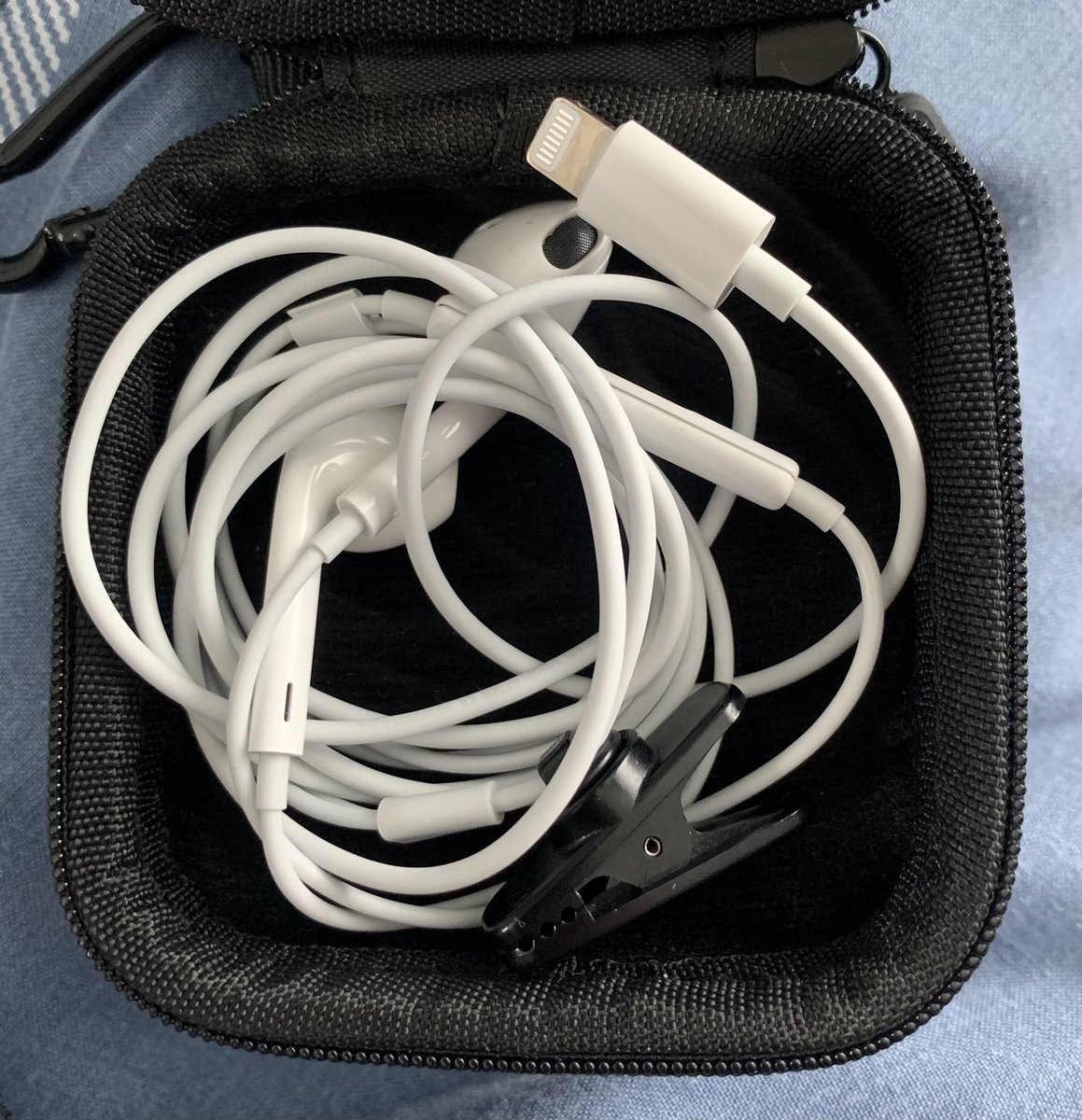 GoldenPidgeon's tweet photo. @Griffin @ampsonic Tis the cabled earpods that come with the iphone. Was also looking for a lightning to 3.5mm converter cos the bluetooth devices that do exist seem to only accept 3.5mm jack. https://t.co/M5SAYebZg1