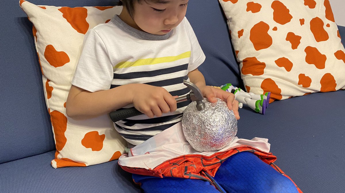 MONO_MAKER's tweet photo. 昨日初めてHIKAKINを見て以来、今更ながらに必死にアルミ玉を叩く5歳長男。
もうHIKAKINにハマりまくっております！
ちなみに便乗して1歳次男もハマりましたw
#MONOMAKER
#アルミ玉 https://t.co/MvxKIXFPLr