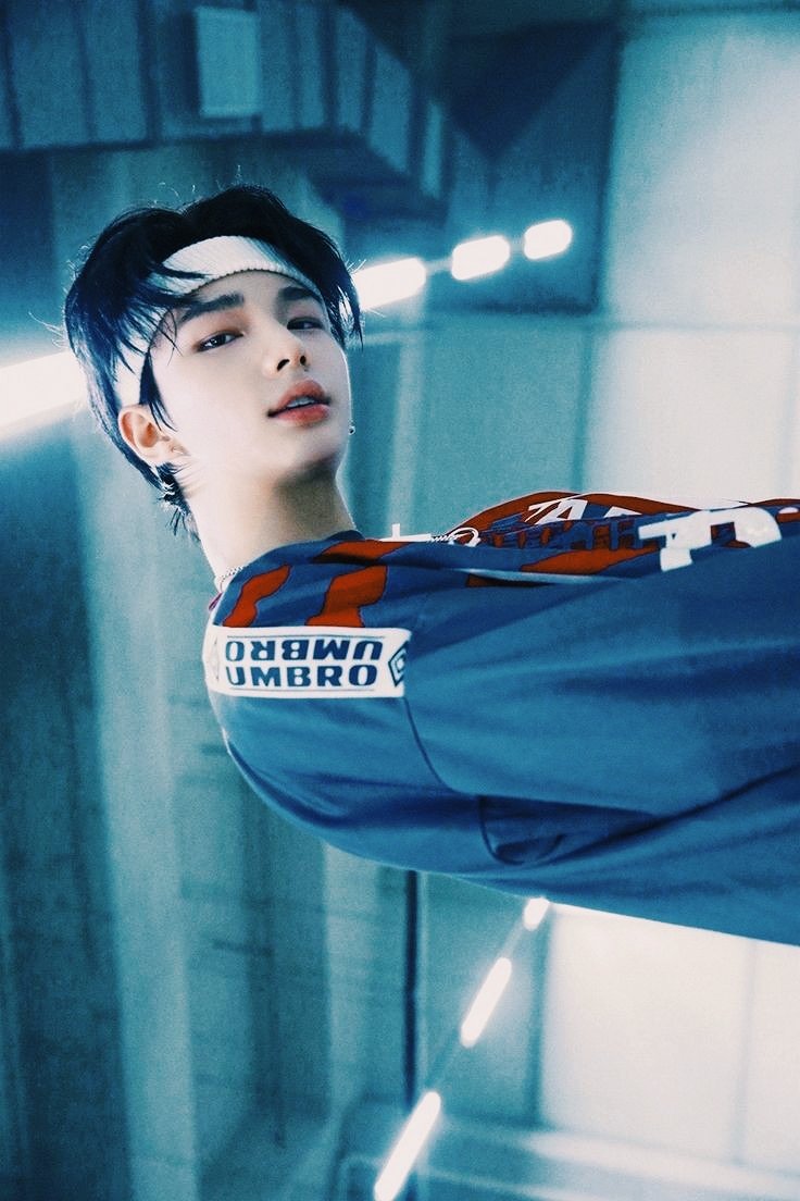 #hyunho¡au в самые темные времена на земле появлялся человек наделённый сверхсилой.

уже более ста лет в мире царила гармония и благополучие, но все меняется... тогда и рождается хенджин, который из-за своей огромной силы случайно возрождает зло, дремавшее несколько тысячалетий.