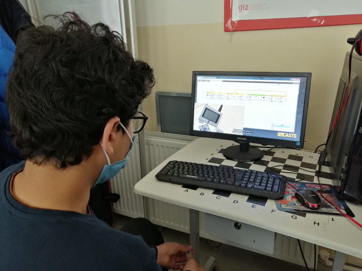 GSB_NizipGM's tweet photo. Nexus Projesi' kapsamında Merkezimizde yürütülen Robotik Kodlama, eğitimiz'de lise takımımız artık robotunu tasarlıdı ve komutlar vermeye başlandı.
Bekle bizi TEKNOFEST biz geliyoruz.🤗🤖
#Nexsus
#Robotim
#Legostro https://t.co/EPJw7COJcn