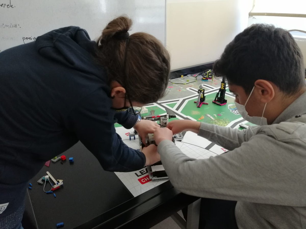 GSB_NizipGM's tweet photo. Nexus Projesi' kapsamında Merkezimizde yürütülen Robotik Kodlama, eğitimiz'de lise takımımız artık robotunu tasarlıdı ve komutlar vermeye başlandı.
Bekle bizi TEKNOFEST biz geliyoruz.🤗🤖
#Nexsus
#Robotim
#Legostro https://t.co/EPJw7COJcn