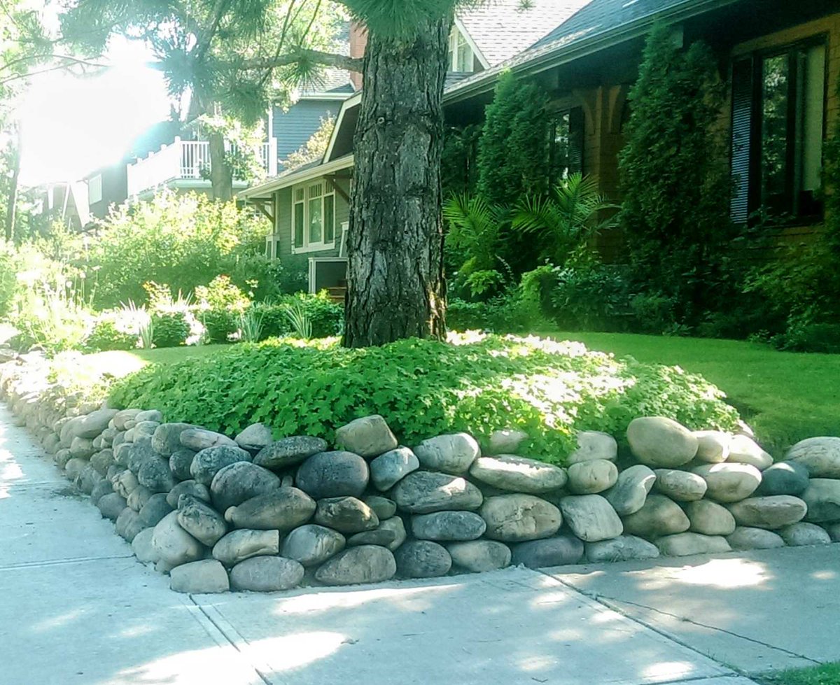 DreamYardTeam's tweet image. Corner lot landscaping ideas. A boulder wall with lots of character to dress up this corner lot and add some curb appeal.
#curbappeal #boulderwall #stonewall #cornerlotlandscaping
