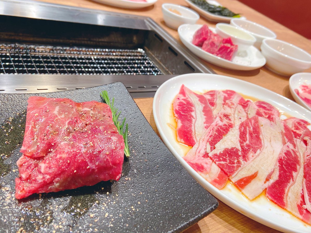 mw6__cos's tweet photo. TLでバズってたプレミアムカルビへ行ってきたんだけどまーー��ーじでデザートのクオリティが高かった！！！！ジェラートは種類多すぎて食べきれん！焼肉じゃなくてデザートビュッフェ食べにきた…？ってなるし肉と交互に一生エンドレスループできるよこれで2980円なのおかしいもっと貢がせてくれ https://t.co/SB5HPLotTa