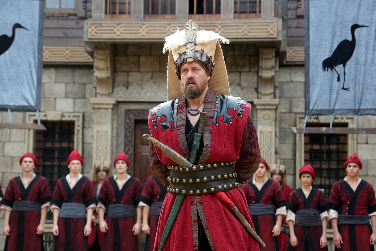 터키 드라마인 위대한 세기에서 묘사된 아제미 오을란. 모두 저렇게 빨간 모자를 쓰더라고요.Translate post