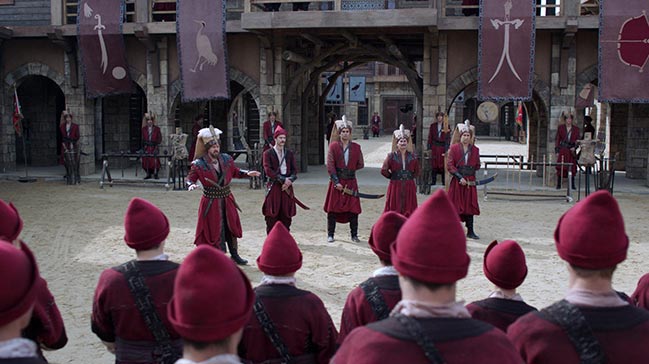 터키 드라마인 위대한 세기에서 묘사된 아제미 오을란. 모두 저렇게 빨간 모자를 쓰더라고요.Translate post