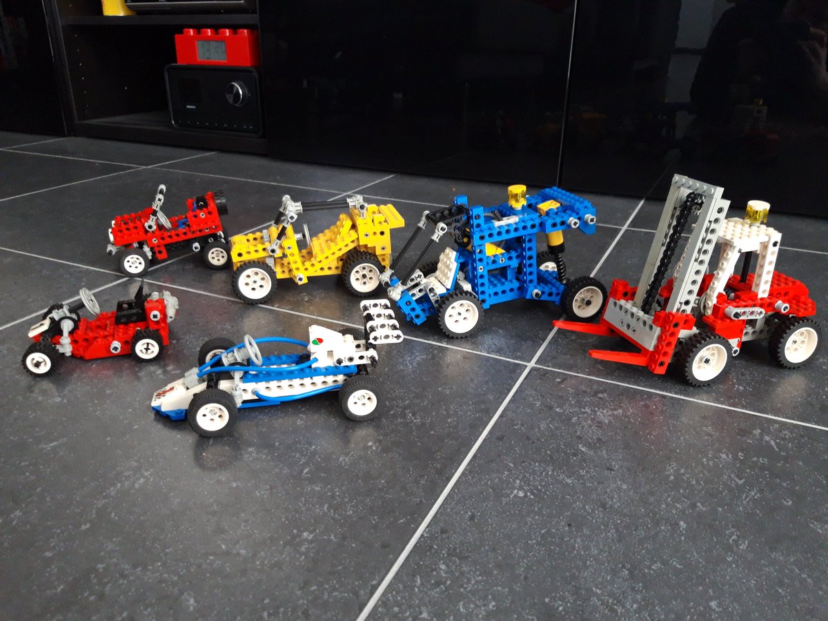 TomVanBael's tweet photo. Deze zondagmorgen goed gespendeerd met het opnieuw opbouwen van oude @LEGO_Group Technic sets! π₯°π₯°π₯°
#Blokdown #LEGO #LegoTechnic
@dewlanna https://t.co/kKMzGJN7qT
