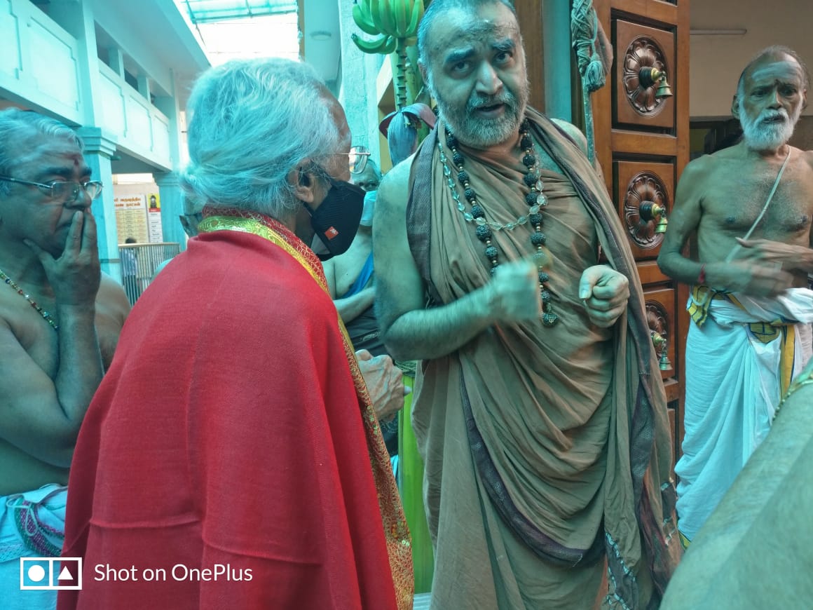 Gopalee67's tweet photo. Retd Sanskit Prof &amp; former HoD of Sanskrit dept at University of Madras Professor N.Veezhinathan, father of Prof.V.Kamakoti of @iitmadras was honoured with Gold thoda (bracelet) for his scholarship historical&amp;services rendered to @KanchiMatham for generations. https://t.co/U9RNQTlXSO