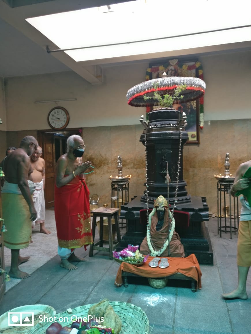 Gopalee67's tweet photo. Retd Sanskit Prof &amp; former HoD of Sanskrit dept at University of Madras Professor N.Veezhinathan, father of Prof.V.Kamakoti of @iitmadras was honoured with Gold thoda (bracelet) for his scholarship historical&amp;services rendered to @KanchiMatham for generations. https://t.co/U9RNQTlXSO