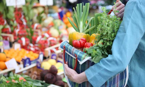 Què vol dir ser ‘copropietària’ d’un supermercat?

☝️🏽 Tindràs dret a vot, per exemple per decidir-ne els proveïdors.
🛒 Coneixeràs al detall tots els productes, fer-hi la compra serà realment fàcil!
👥 Els clients no seran desconeguts, amb ells compartiràs estones de feina i oci.