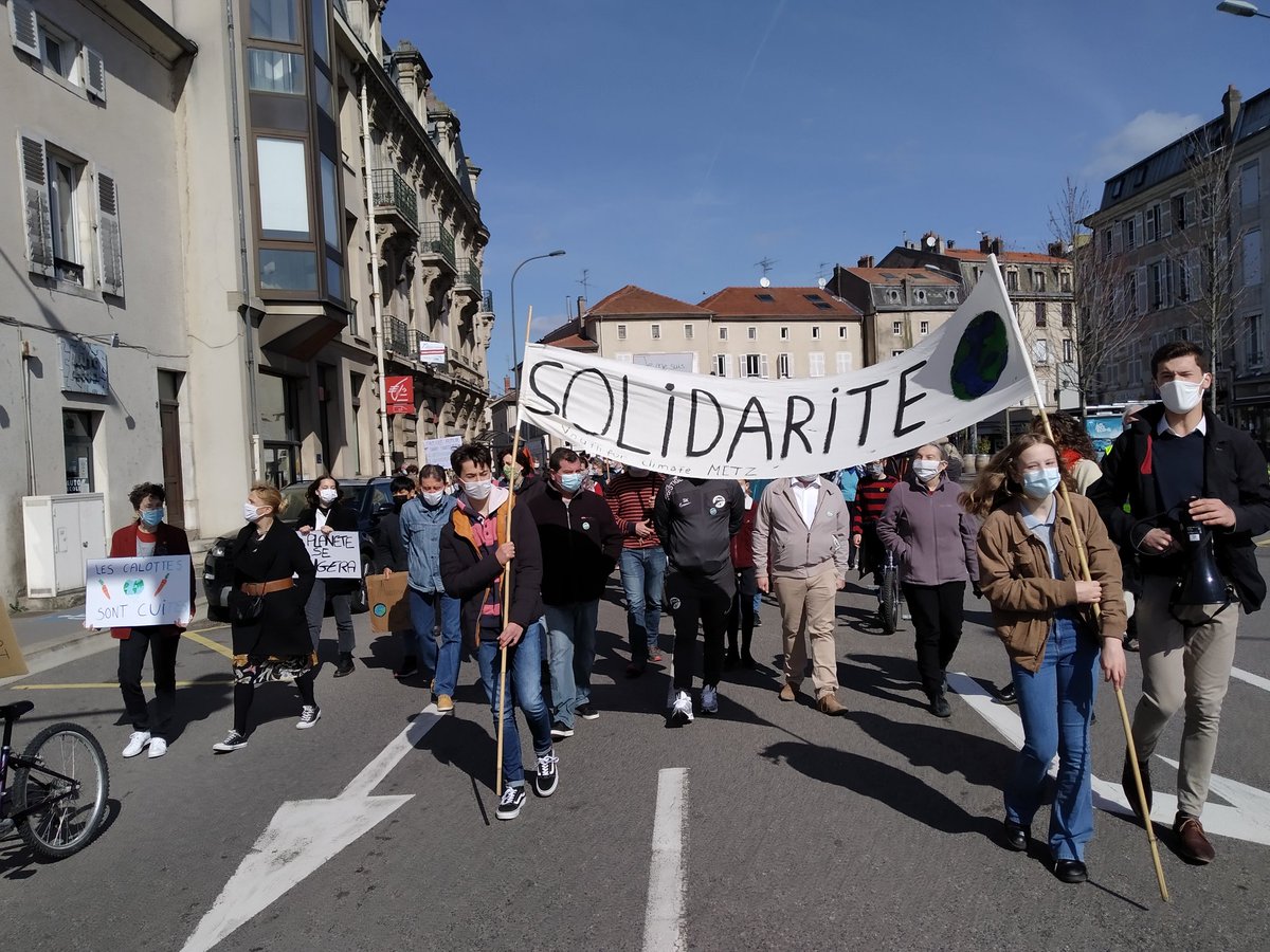 MetzClimat's tweet photo. Plus de 150 personnes à Pont-a-Mousson, pour leur première marche pour le climat !
#MaintenantOuJamais #VraieLoiClimat #MarcheClimat #MarchePourLeClimat #Marchepourunevraieloiclimat https://t.co/K1rSY3lU3p