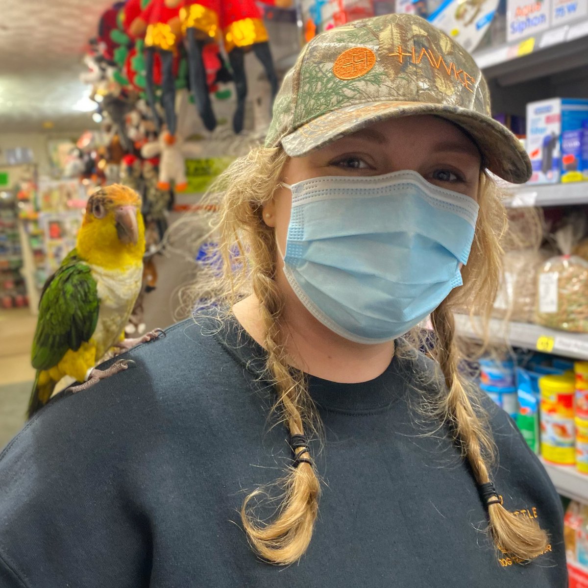 Head trainer Emma made a new friend at AnA’s Pet ‘n’ Tack named Pikachu ⚡️ #SettleandStay #NewFriend