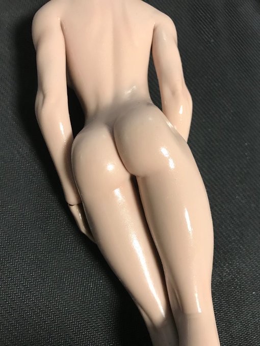 人体人形にシリコーンスプレーを全体に拭いて軽くタオルで拭くと、エッチな光沢や照り返しが分かり易くなります
ハイライトを学ぶのにお勧めです✍️👍 