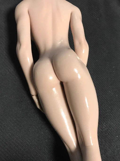 人体人形にシリコーンスプレーを全体に拭いて軽くタオルで拭くと、エッチな光沢や照り返しが分かり易くなりますハイライトを学ぶのにお勧めです 