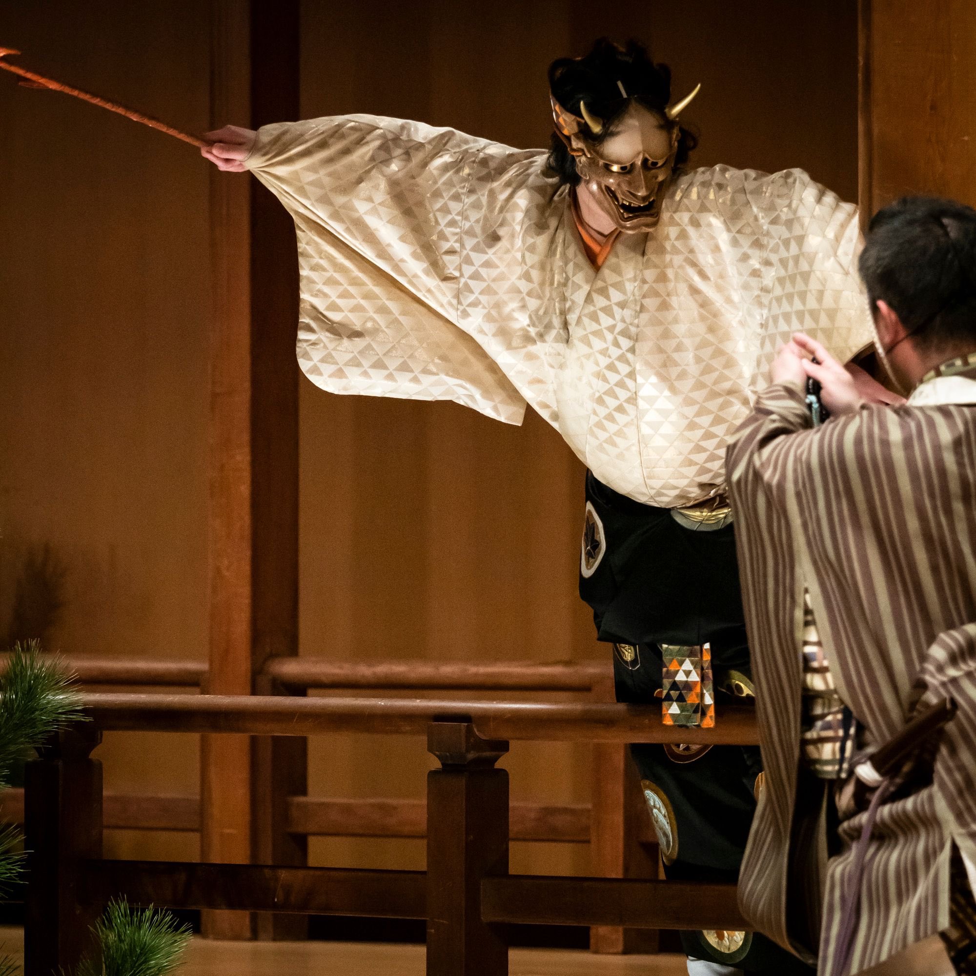 山田伊純 祈 般若を掛けた同じ装束での 同じ場面ですが 2年前の自分と比べて変化がありました 今回はだいぶ柱に身を寄せて凄めたかなと思います 葵上 黒塚 左が先日の 夜能 の舞台 T Co Pripjm0ftn Twitter