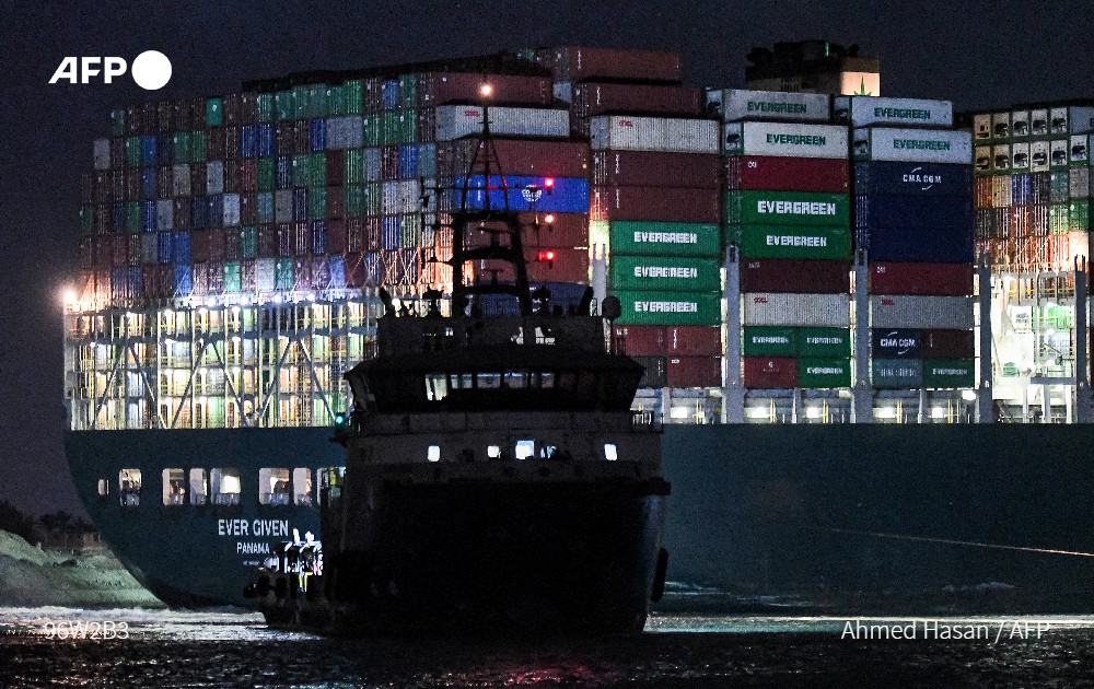 afpfr's tweet photo. [THREAD] 🚢 Le porte-conteneurs de 400 mètres de long immobilisé en travers du canal de Suez pour la sixième journée consécutive a résisté aux dernières tentatives de renflouement, mais une marée haute attendue en soirée pourrait faciliter la tâche des sauveteurs ⤵️ #AFP https://t.co/j3SPsTmOXU