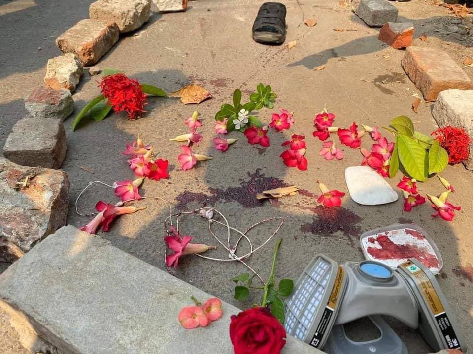 khinohnmarsein's tweet photo. Dr.Thiha Tin Tun, from Medical Family Defense Team was murdered by Fascist terrorists on March 27 in #Mandalay. Until now, terrorists haven't returned the body yet.
JUNTA MASSACRE 
#Mar28Coup
#WhatsHappeningInMyanmar https://t.co/GKNOtRj50E