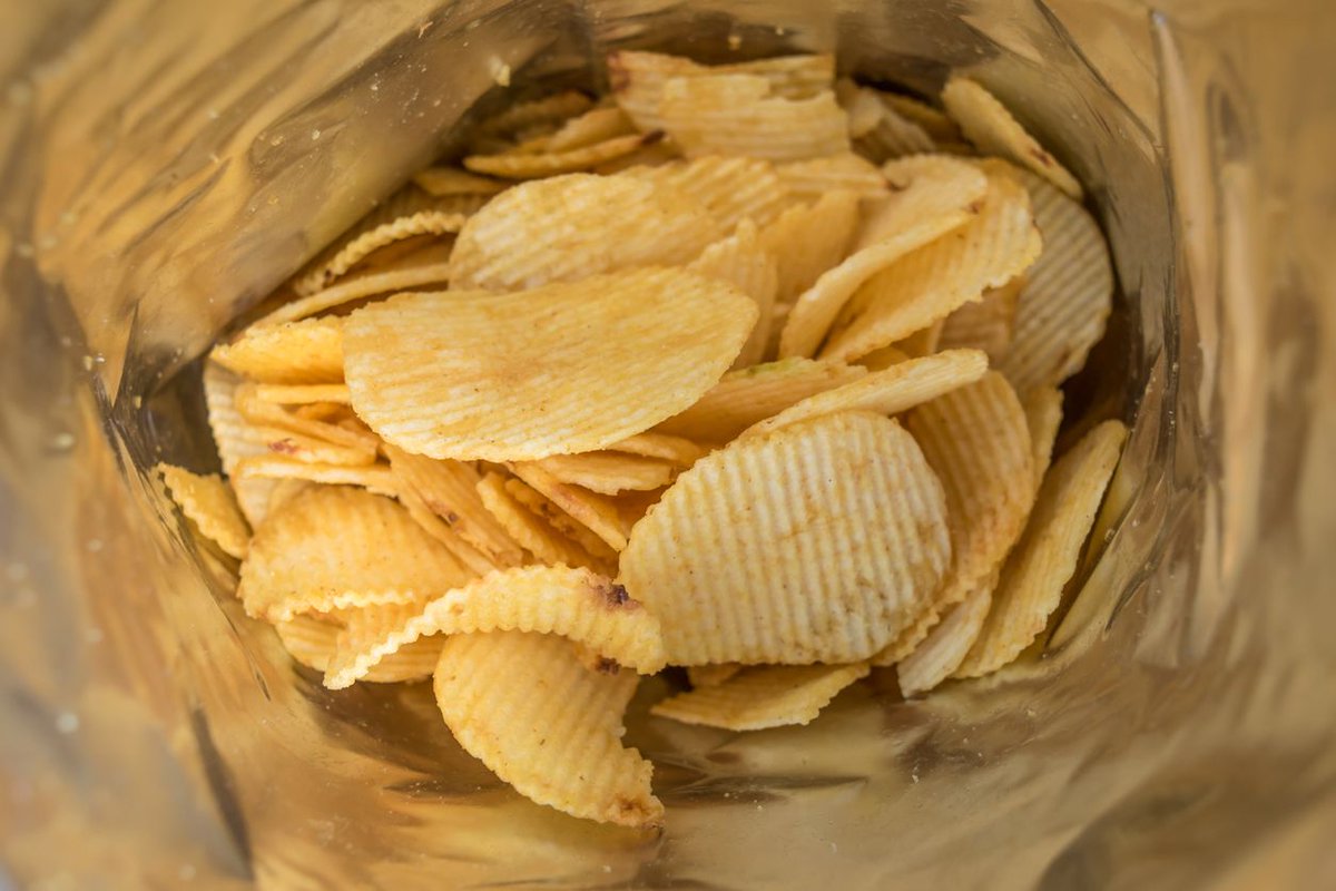 elmundotoday's tweet photo. El 60% del oxígeno del planeta Tierra está envasado en bolsas de patatas Lay’s: https://t.co/eawwZk4PCU https://t.co/0GI0Ri6Vcu