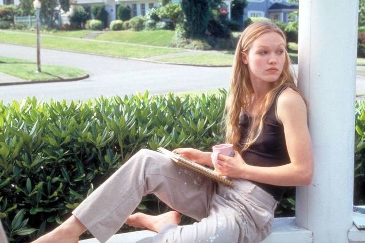 Happy birthday Julia Stiles she turned 40 today 