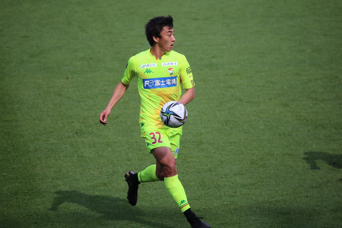 ちば 32高橋壱晟選手 キリッとしていますよね どこかで 趣味は勉強 というのを見た記憶がありますが どんどん吸収して成長している感じがします Jefunited 高橋壱晟