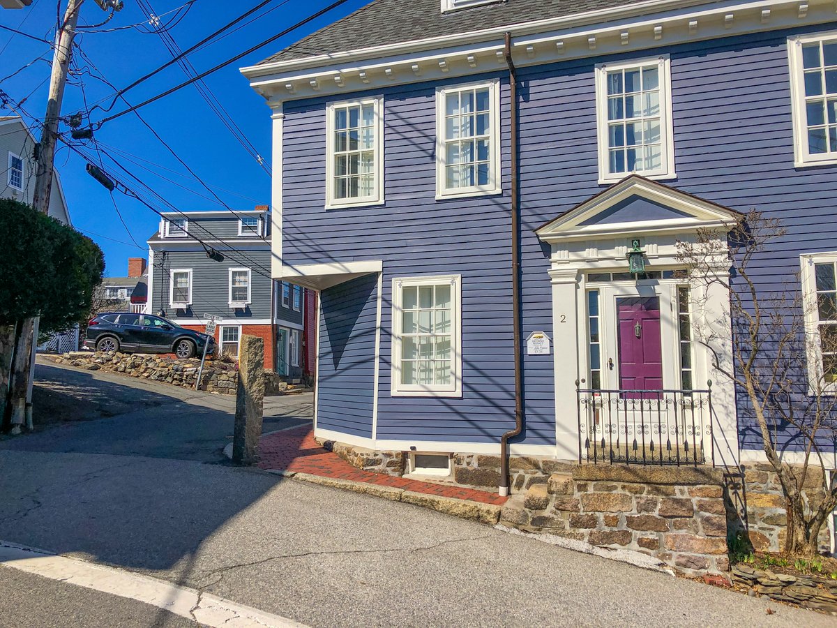 berkie1's tweet photo. Built in 1731, this house stands out with a small corner of the building cut out. While no one knows for sure why, one theory is that it was done for Marquis de Lafayette’s large carriage upon his celebrated return to America in 1824. 

📍Marblehead, MA 🇺🇸🇫🇷 https://t.co/QxroSloTG9