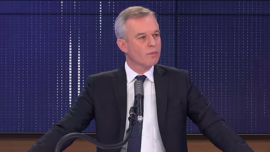 franceinfo's tweet photo. Manifestations pour le climat : "J'en ai assez de ces professionnels de la manif" qui sont dans "l'opposition systématique", s'agace François de Rugy
https://t.co/gKG47GfRB1 https://t.co/V3vfWZdBO2