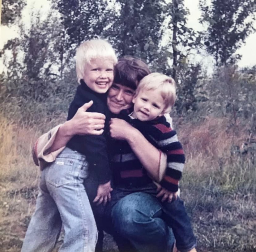 mveldhuis76's tweet photo. 1978. Ik met mijn moeder (Joke) en mijn grote broer Menno. #throwbackintime #jaren70 #Achterhoek https://t.co/YnMisraLoJ