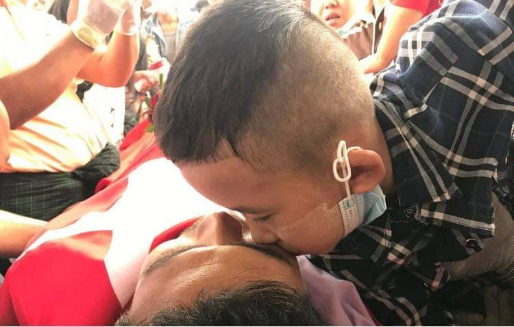 The last kiss for dad😭😭
The baby lost his father.
#WhatsHappeningInMaynmar 
#AntiFascistRevolution2021 
#CrimesAgainstHumanityMyanmar 
#Mar28Coup